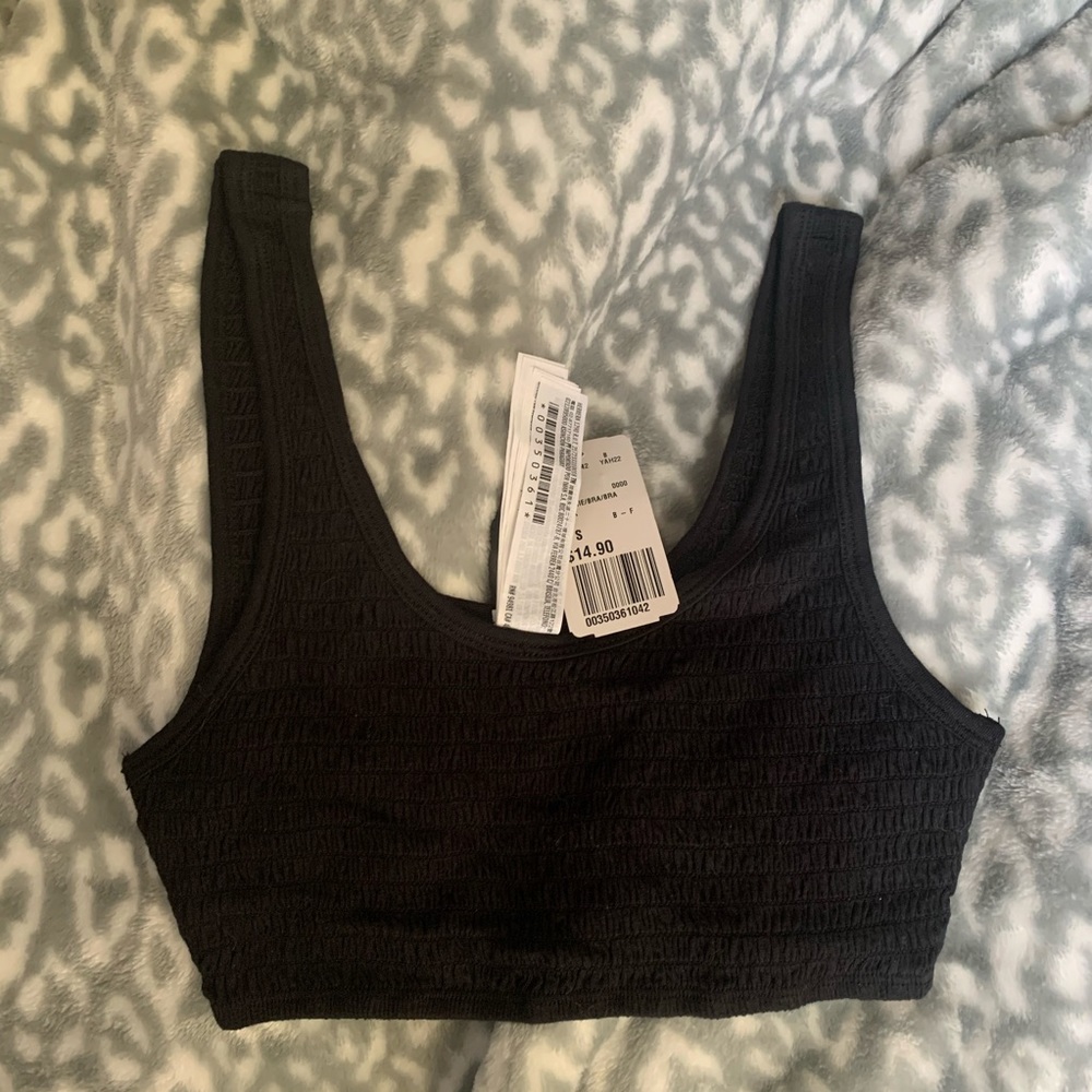 Cropped ribbed black top